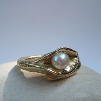 Ring calla massief geelgoud met zoetwaterparel